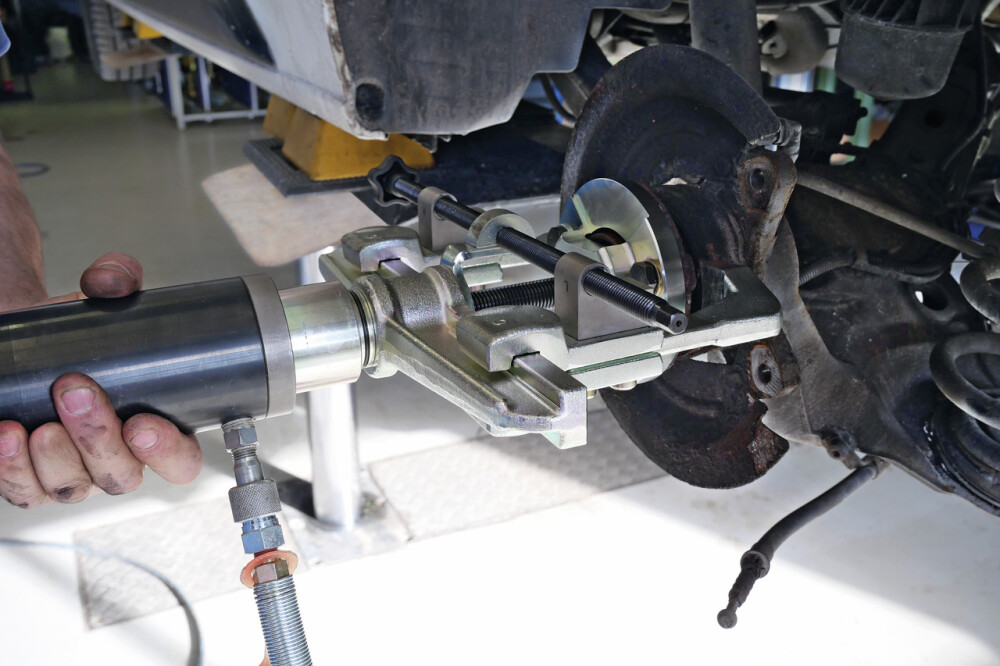 Puller plate with screws