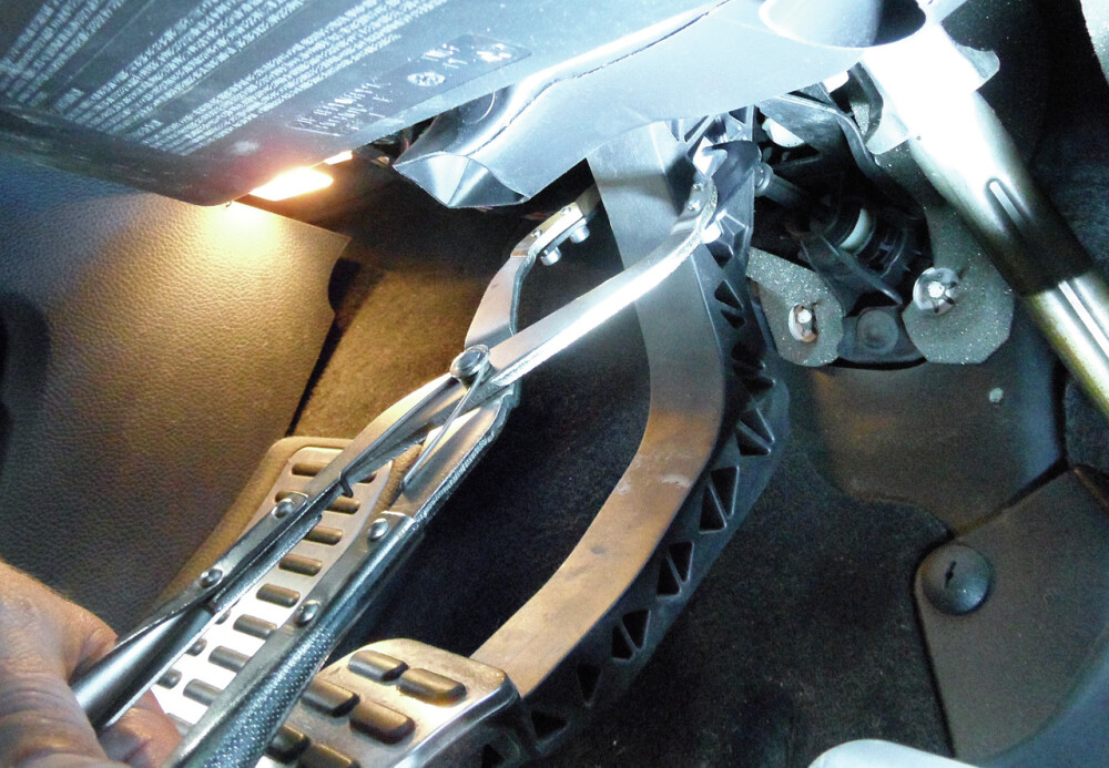 Pliers for Clutch Master Cylinder Piston Rod