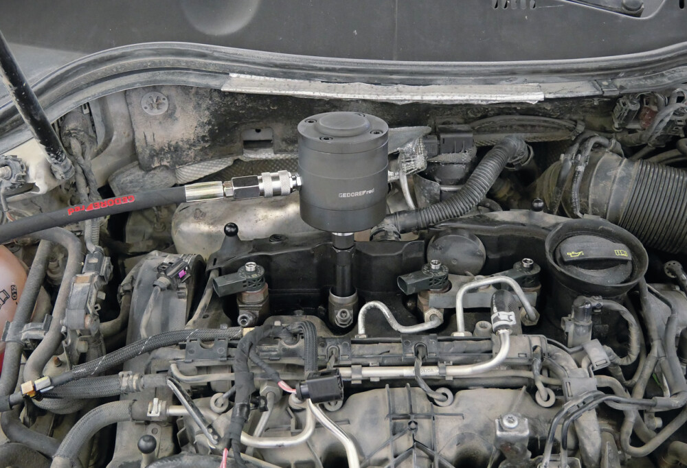 Pneumatic injector nozzle puller